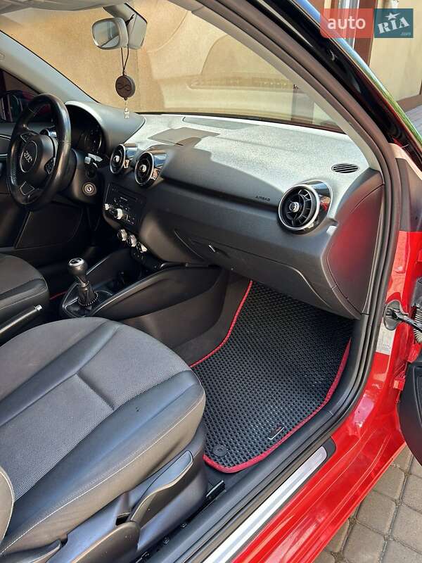 Хэтчбек Audi A1 2010 в Знаменке