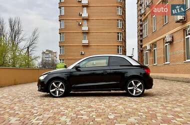 Хэтчбек Audi A1 2010 в 