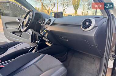 Хэтчбек Audi A1 2011 в 