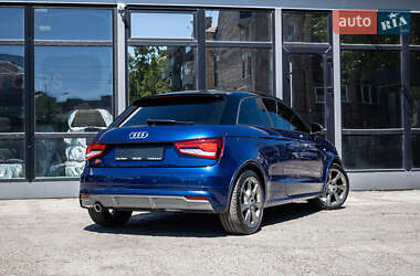Хетчбек Audi A1 2015 в 