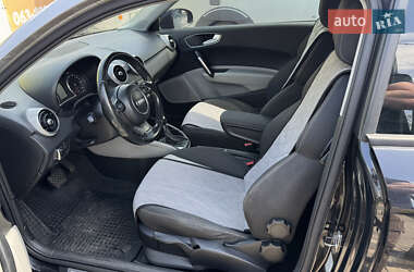 Хэтчбек Audi A1 2010 в 