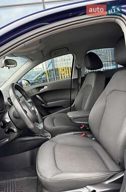 Хэтчбек Audi A1 2013 в 