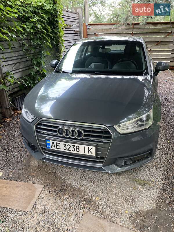 Хэтчбек Audi A1 2015 в 