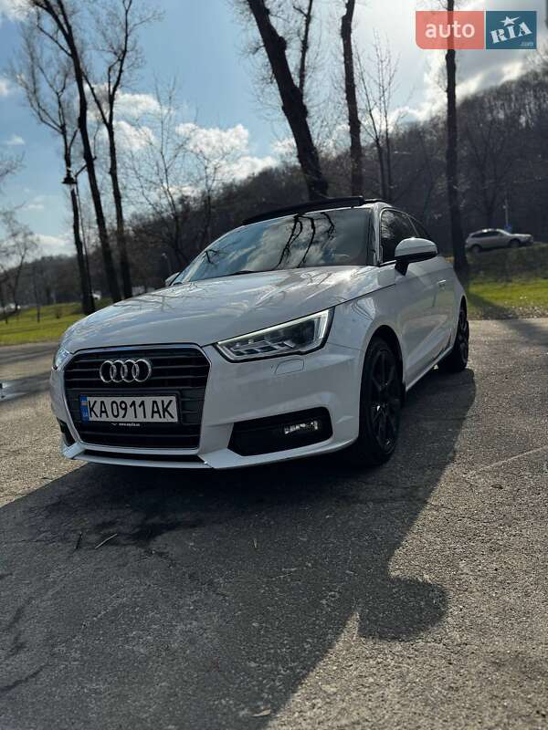 Хэтчбек Audi A1 2015 в 
