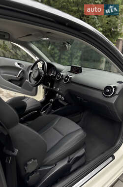 Хэтчбек Audi A1 2011 в 