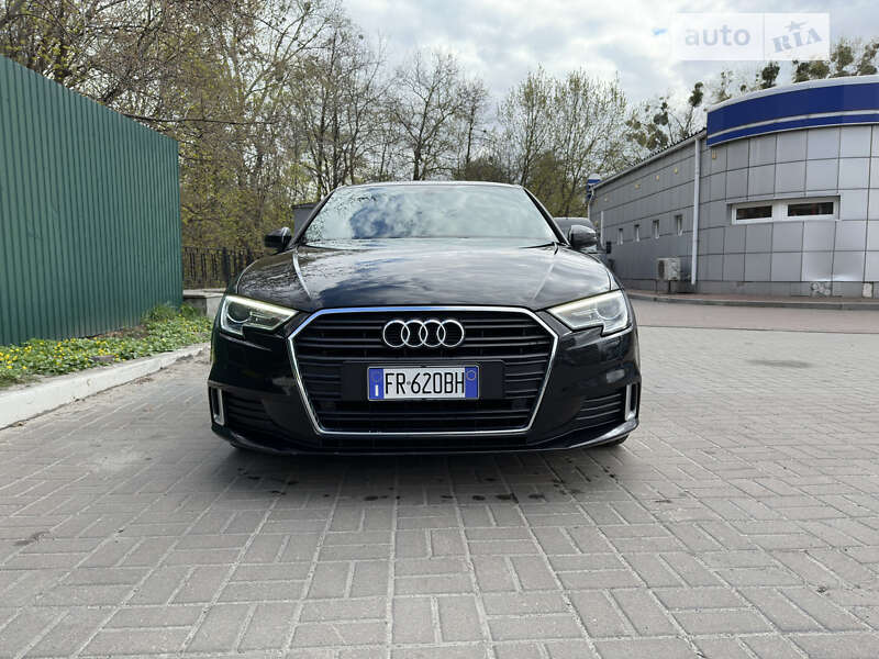 Хэтчбек Audi A3 Sportback 2018 в Петропавловской Борщаговке