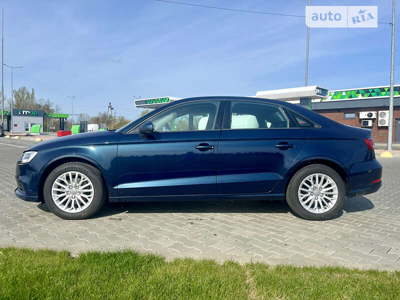 Седан Audi A3 2018 в Луцке