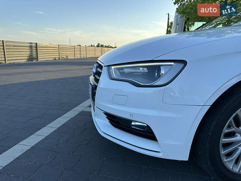 Седан Audi A3 2016 в Ужгороде