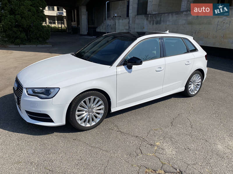 Хэтчбек Audi A3 2015 в Киеве