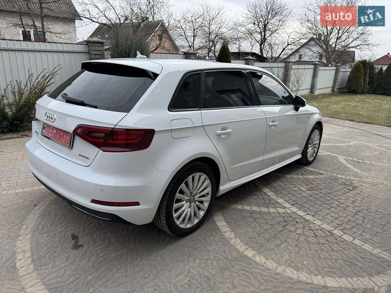 Хэтчбек Audi A3 2016 в Новояворовске