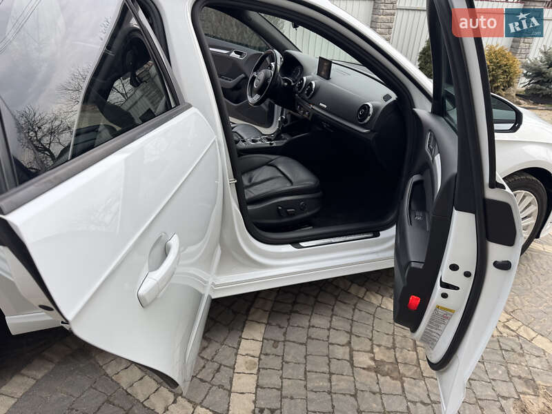 Хэтчбек Audi A3 2016 в Новояворовске