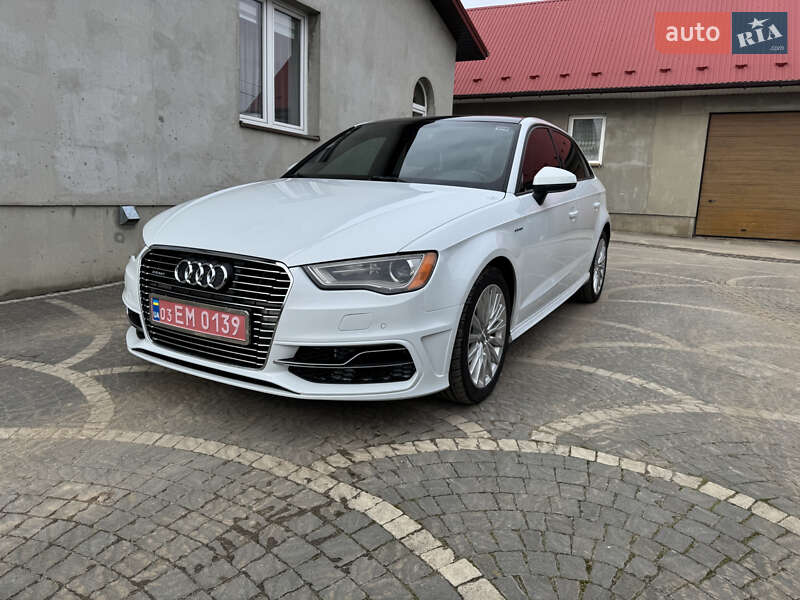Хэтчбек Audi A3 2016 в Новояворовске