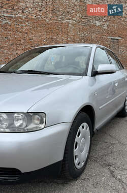 Хэтчбек Audi A3 2002 в 