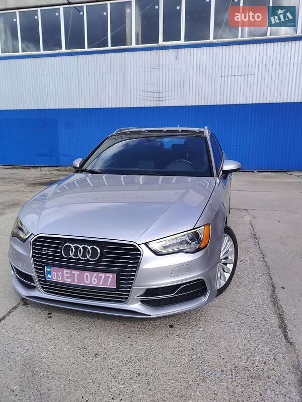 Хетчбек Audi A3 2015 в 