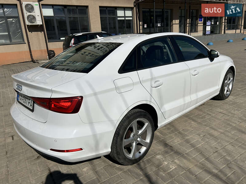 Седан Audi A3 2015 в Чернівцях