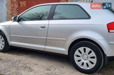 Хэтчбек Audi A3 2004 в 