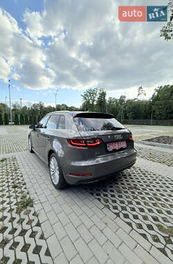Хэтчбек Audi A3 2016 в 
