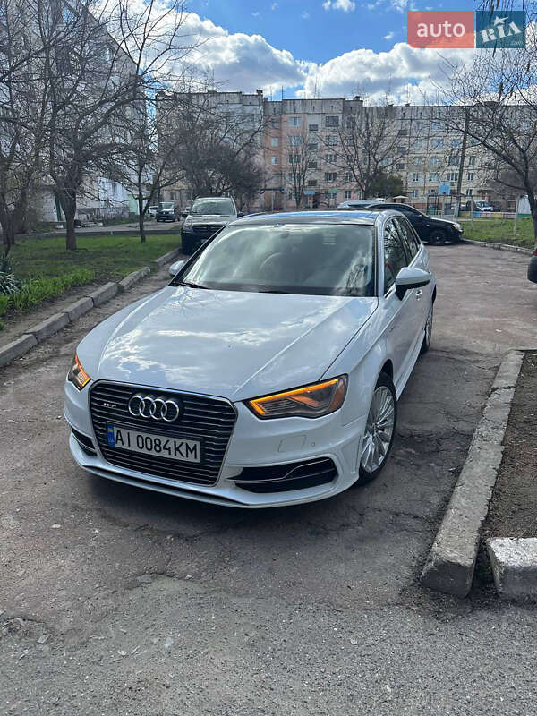 Хэтчбек Audi A3 2015 в 