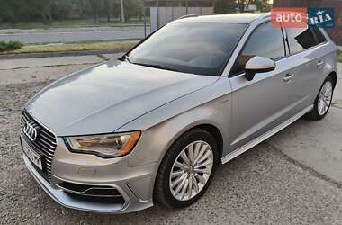 Хэтчбек Audi A3 2015 в 