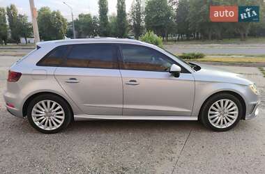 Хэтчбек Audi A3 2015 в 