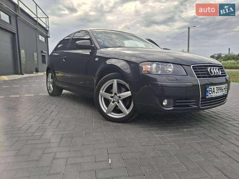 Хэтчбек Audi A3 2004 в 