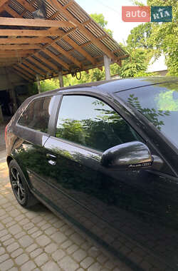 Хэтчбек Audi A3 2004 в 