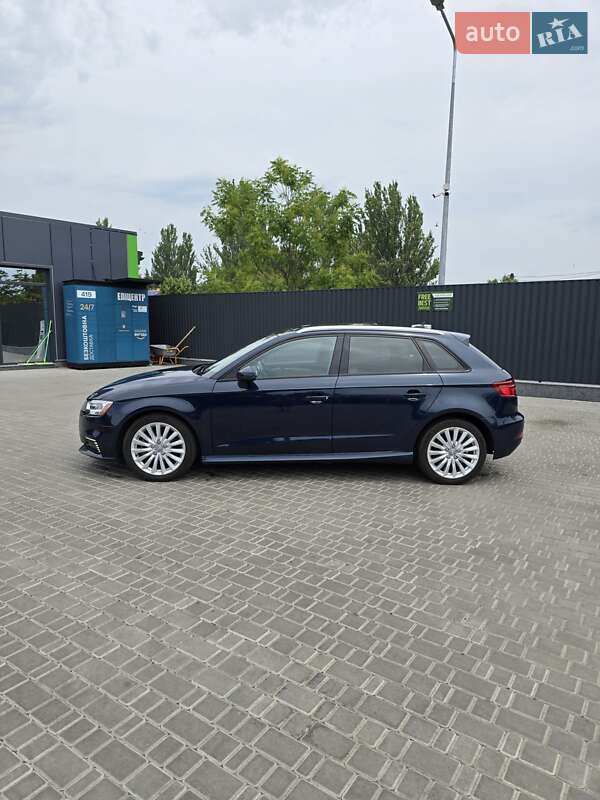 Хэтчбек Audi A3 2017 в Кропивницком
