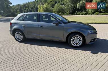 Хэтчбек Audi A3 2015 в 
