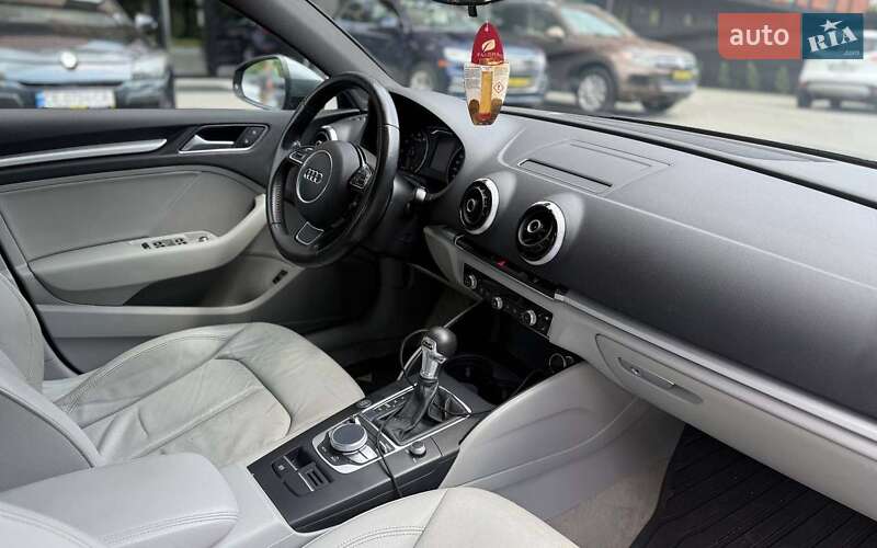 Седан Audi A3 2015 в Чернівцях