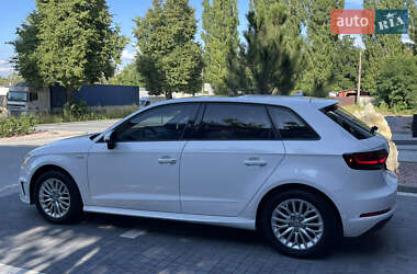 Хэтчбек Audi A3 2016 в 