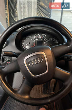 Хетчбек Audi A3 2004 в 