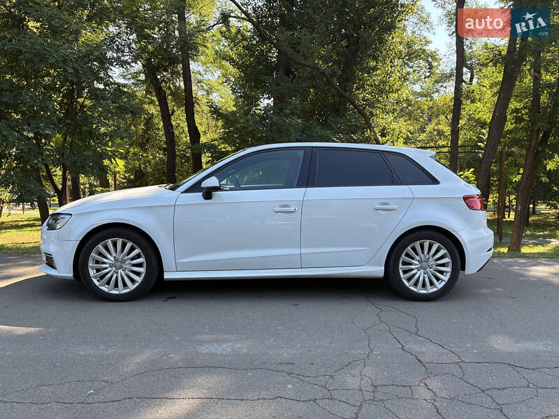 Хэтчбек Audi A3 2016 в Киеве