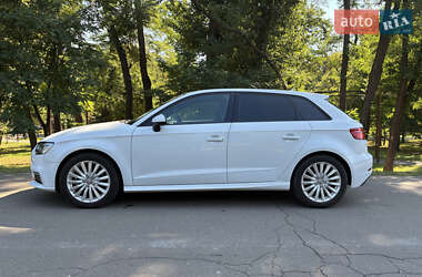 Хэтчбек Audi A3 2016 в 