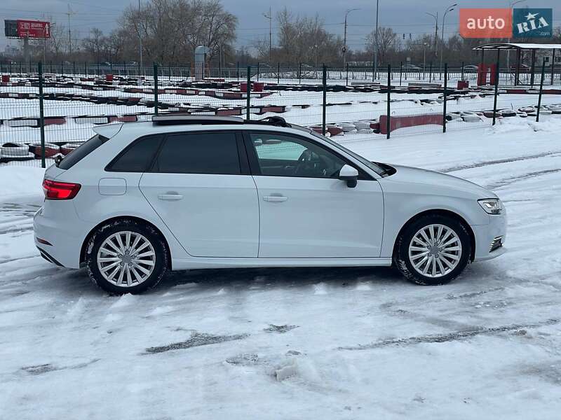 Хэтчбек Audi A3 2016 в Киеве