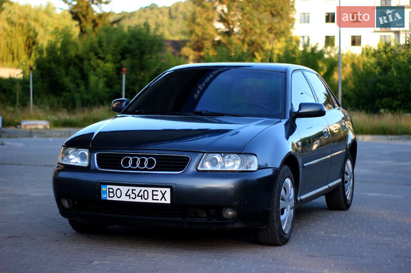 Хэтчбек Audi A3 2002 в 