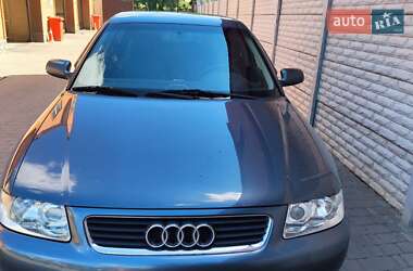 Хэтчбек Audi A3 2002 в 