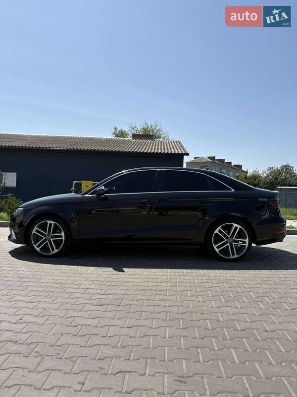 Седан Audi A3 2018 в Ромнах