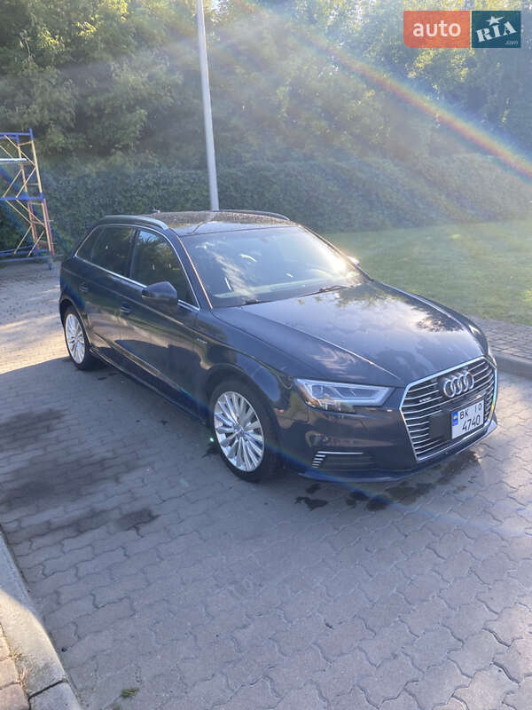 Хэтчбек Audi A3 2017 в 