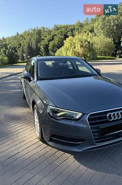 Хетчбек Audi A3 2015 в 