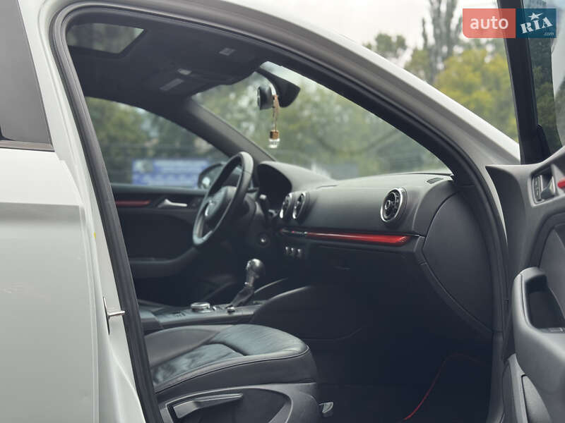 Седан Audi A3 2014 в Ужгороде