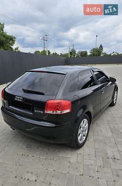 Хэтчбек Audi A3 2004 в 