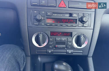 Хэтчбек Audi A3 2004 в 
