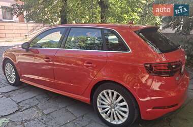 Хэтчбек Audi A3 2015 в 
