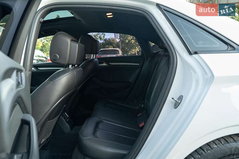 Седан Audi A3 2015 в Чернівцях
