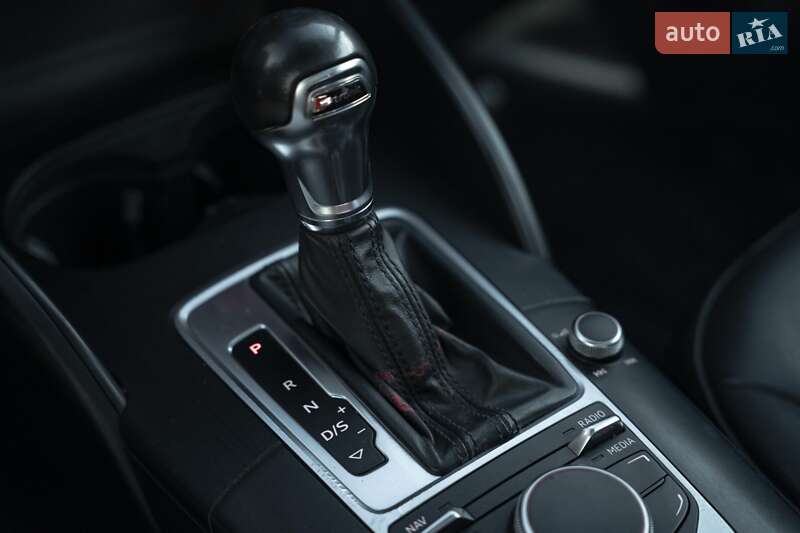 Седан Audi A3 2015 в Чернівцях