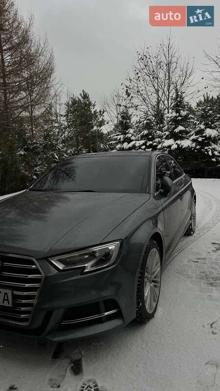 Седан Audi A3 2018 в Львове