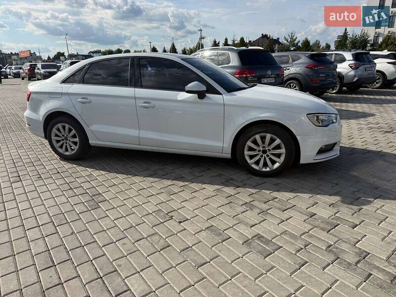 Седан Audi A3 2015 в Львове