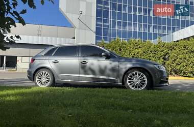 Хэтчбек Audi A3 2015 в 