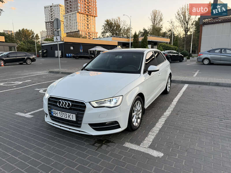 Хэтчбек Audi A3 2015 в 