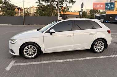Хэтчбек Audi A3 2015 в 